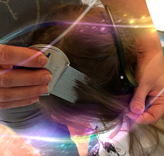 En person som luskammar ett barn